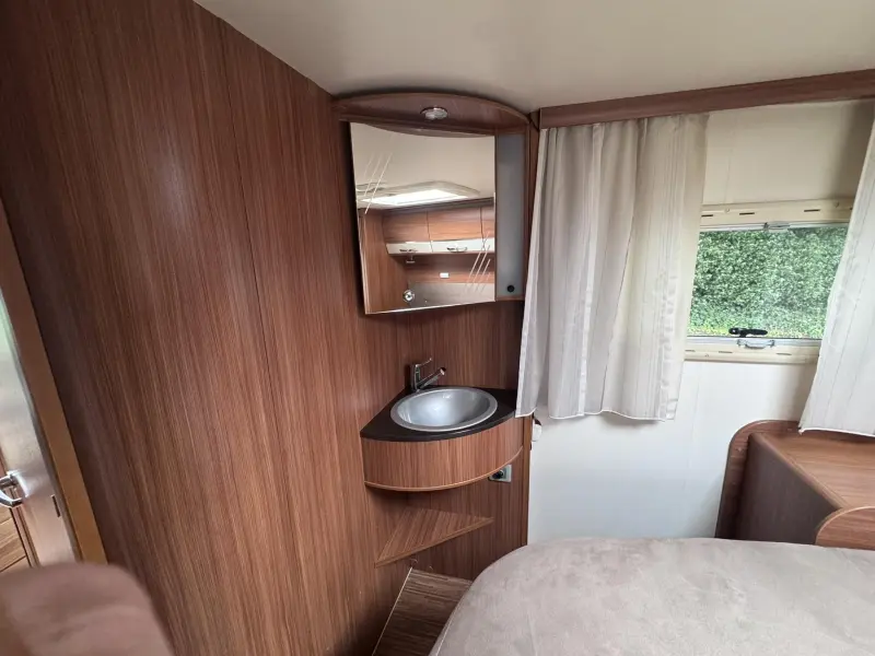 Adria Coral S 690 SC Queens-bed  foto: 17
