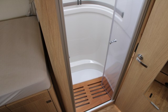 Hymer B MC I 680 equipado con potente Mercedes 9 G Tronic 170 CV AUTOM&Aacute;TICO camas individuales + cama abatible (56 foto: 58