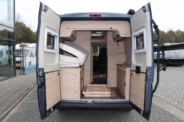 Autocaravana compacta Boxstar Street 600 del establo de Knaus compacta 5.99 m cama transversal Fiat 140 cv (47 foto: 8