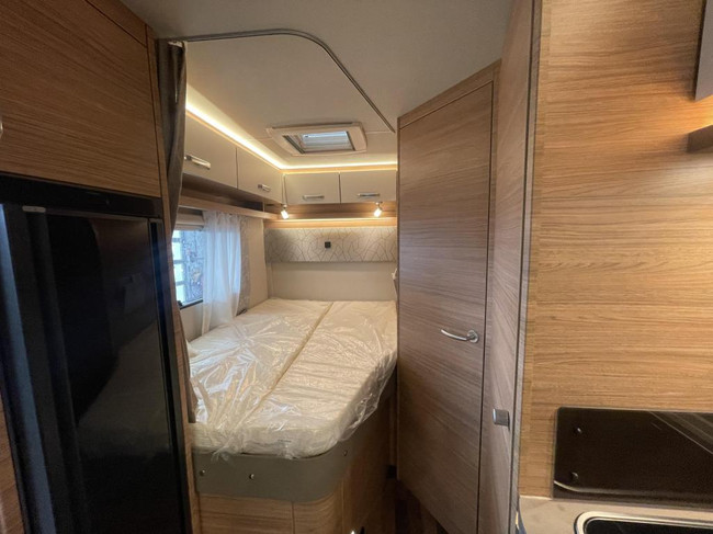 Weinsberg CaraSuite 650 MF 5 gordels, met hefbed foto: 9
