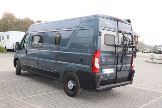Autocaravana compacta Boxstar Street 600 del establo de Knaus compacta 5.99 m cama transversal Fiat 140 cv (47 foto: 5