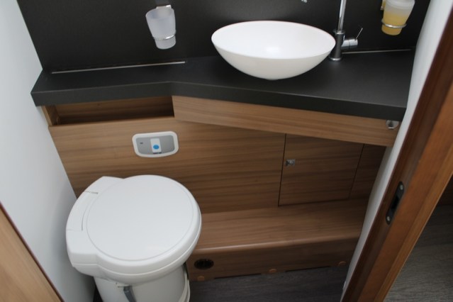 Adria Coral S 670 SC met elektrisch in hoogte verstelbaar Queensbed slechts 40801 km (65  foto: 50