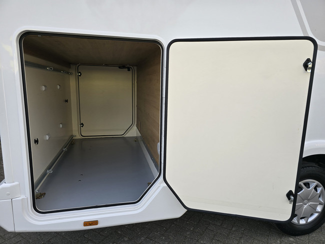 Ford ROLLER TEAM KRONOS 284 P AUTOMAAT 170 PK AIRCO SOLAR LENGTEBEDDEN 1E EIGENAAR DRAAISTOELEN TV + SATELLIET SLECHTS 36.881 KM foto: 3