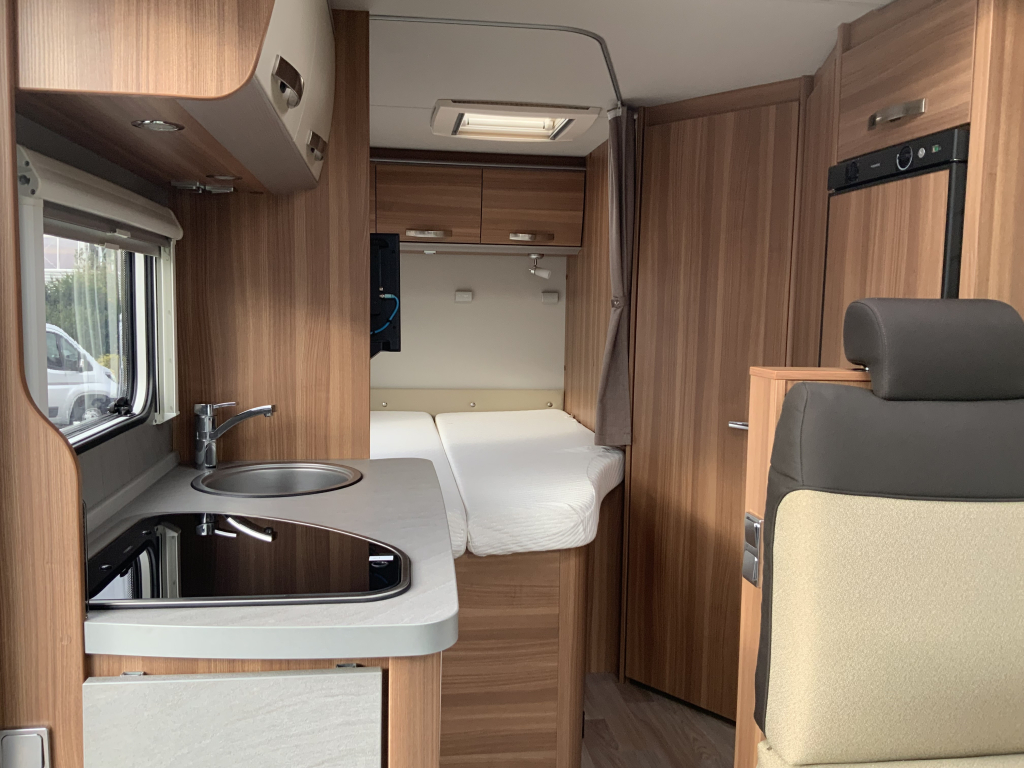 Weinsberg Cara Loft 650 ME, 2.3 MultiJ. 120 Teilintegriert, Drehsitze, Franz&ouml;sisches Bett, Bj. 2021 Camper Centrum On the Road am Noorderringweg 4 in Marum. Foto: 8