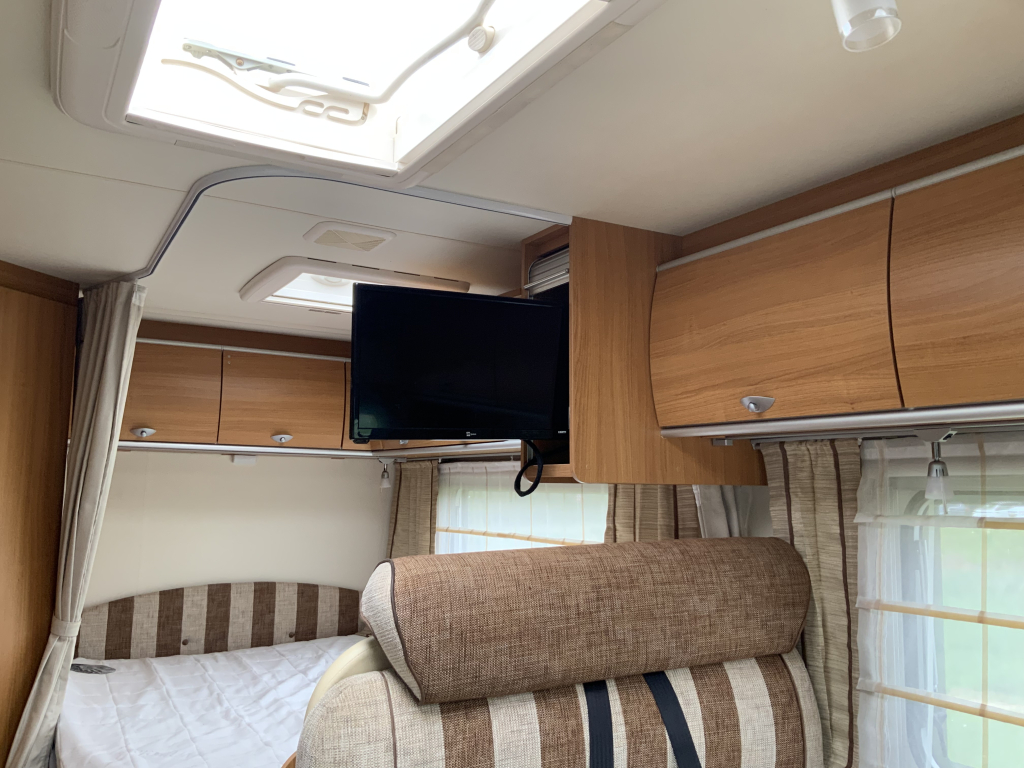 Bürstner Nexxo 569 Halfintegraal, Treinzit, Fransbed, twee draaistoelen, kleine camper, Bj. 2010 Camper centrum on the road  foto: 12