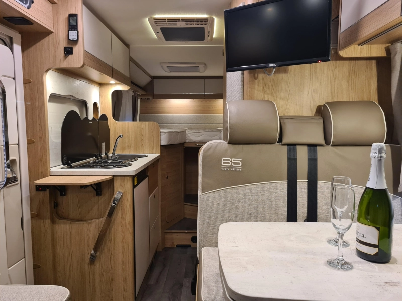 LMC Breezer V 643 G Lengtebedden/Schotel  foto: 21