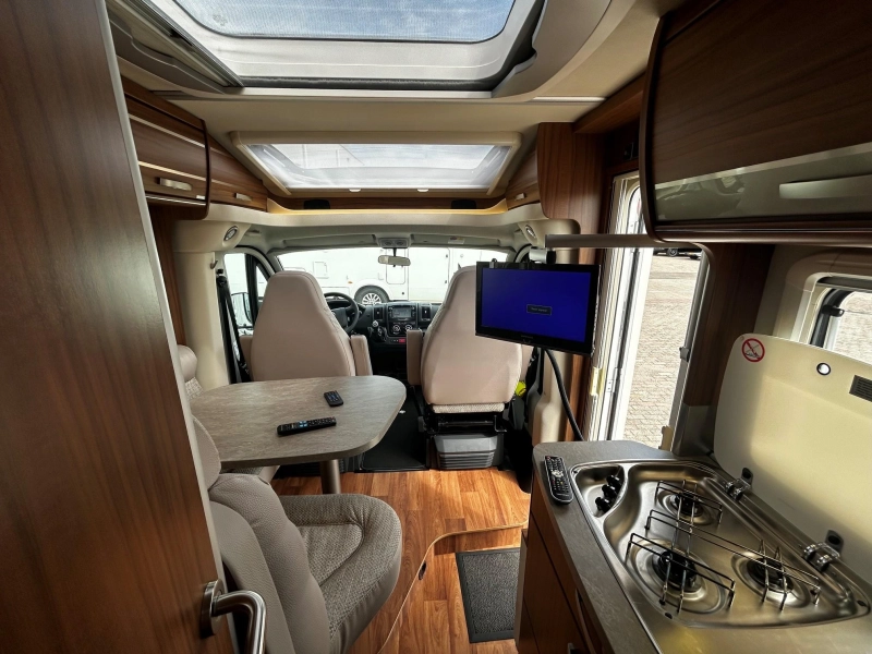 Hymer Exsis 474 T 474 lengte bed 25.000 km  foto: 10