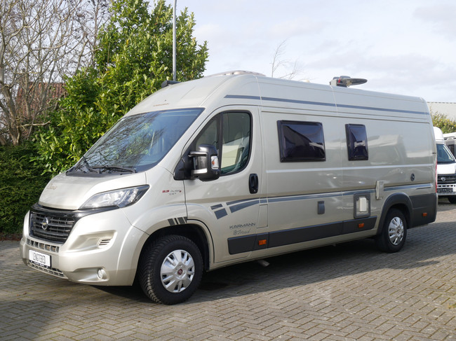 Karmann Davis 620, 6.40 Meter Buscamper, Lengtebedden foto: 2