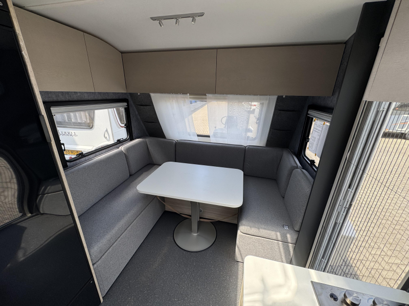 Adria Altea 502 UL 60 Year, T&uuml;r mit Fenster Foto: 2