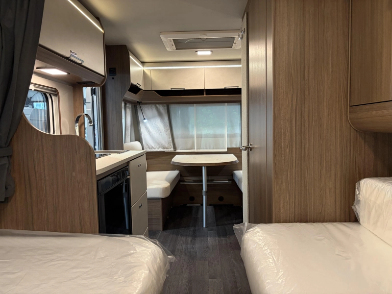 Tabbert Cazadora 460 E camas individuales / dinette foto: 19