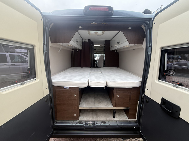 Karmann davis 620 9 traps automaat buscamper 141 pk euro 6 lengte bedden luifel hordeur uitzwenkbare fietsendrager zonnepanneel foto: 6