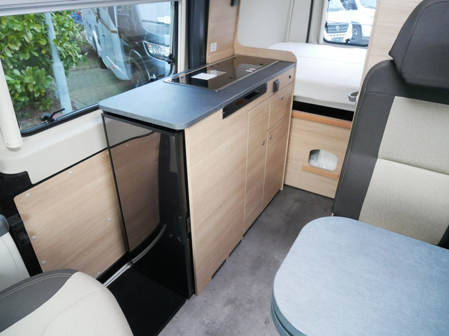 RoadCar (Pössl Groep) R540, Compacte 5.40 Meter Buscamper foto: 12
