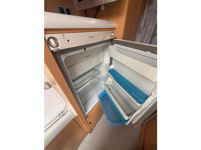 Hymer C 644 Alkoven Querbett+Hochbett Vollausstattung in sehr gutem Zustand Klimaanlage Markise TV elektr. Satellitensch&uuml;ssel 2x Solarpaneele gro&szlig;e Garage Wechselrichter Anh&auml;ngerkupplung Foto: 14