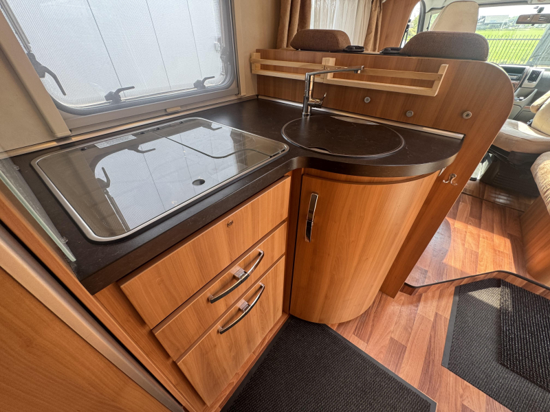 Hymer Exclusive Line 614 CL fixed bed photo: 14