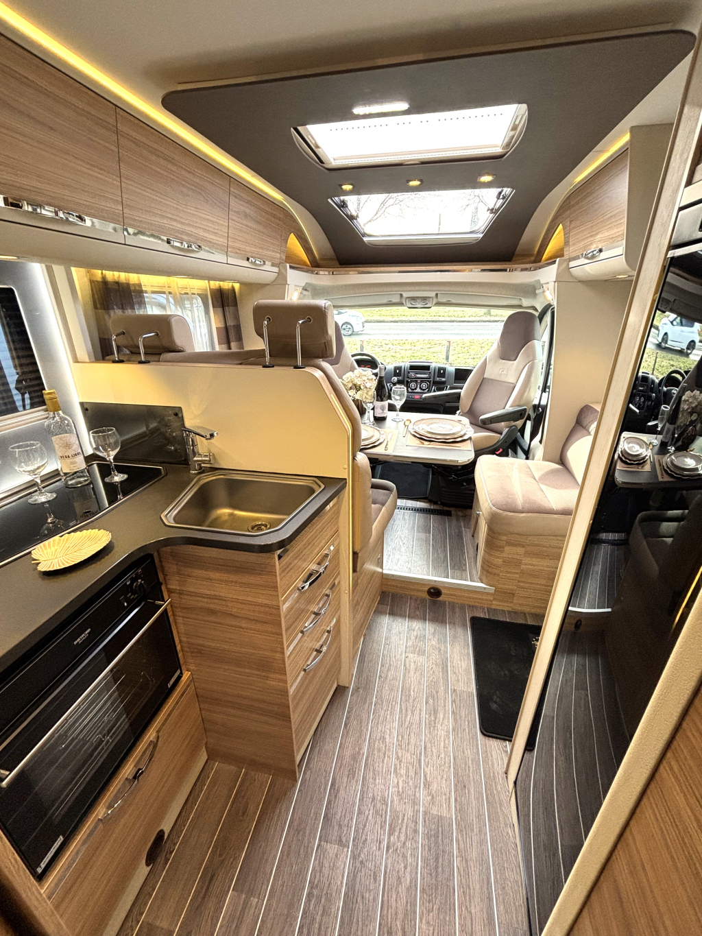 Adria Coral Platinum S 690 SC QUEENSBED ALKO LUCHTVERING foto: 11