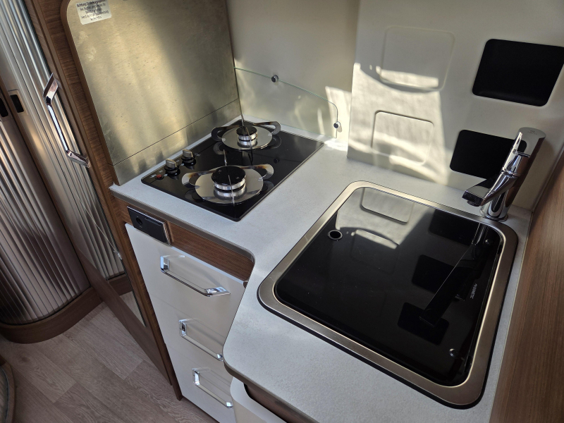 Rapido V 62 Ultieme luxe, frans bed.  foto: 15