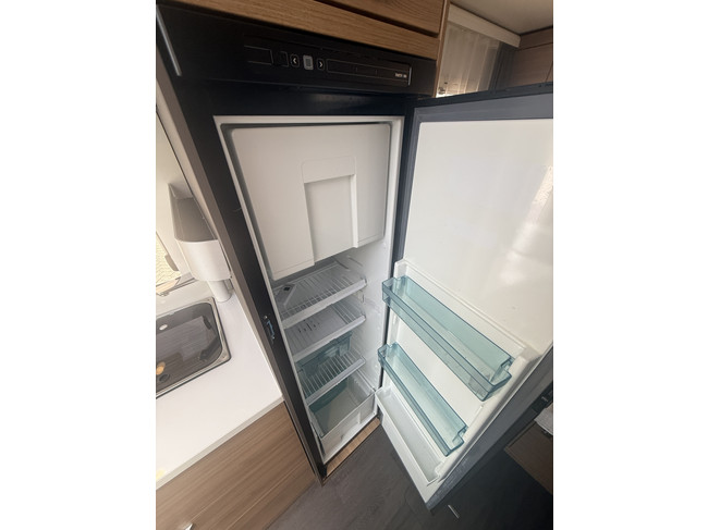 Adria CORAL 600 SC 164 PS Euro 6 sehr kompakter Camper Queenbett Panoramadach elektr. Fahrradtr&auml;ger TV 2x Solarpanel Remis Plissee Maxxfan Navi Kamera Leder Fliegengittert&uuml;r Foto: 19