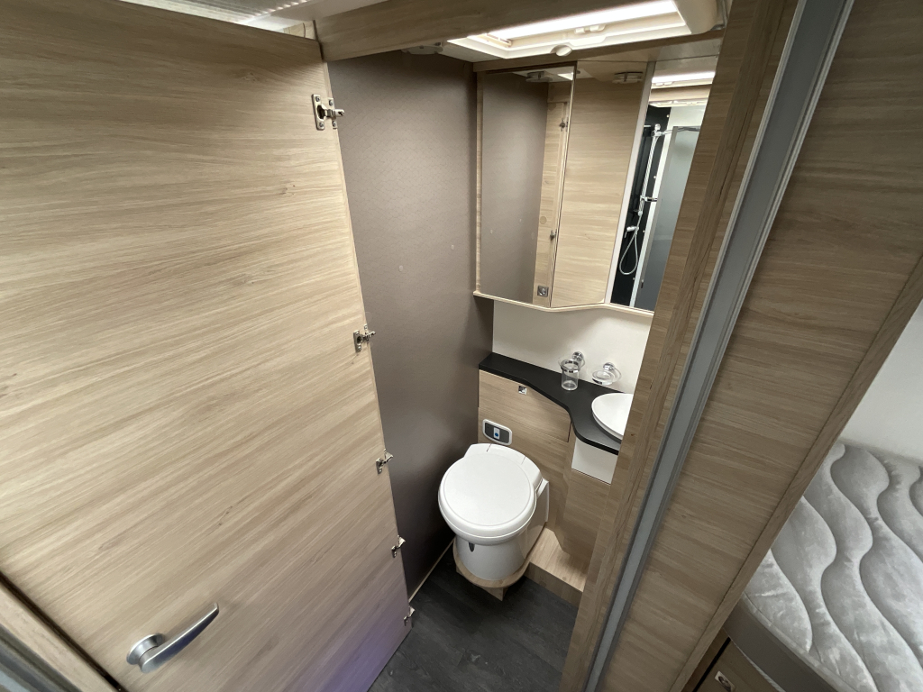 Challenger 337 GA met enkele bedden foto: 30