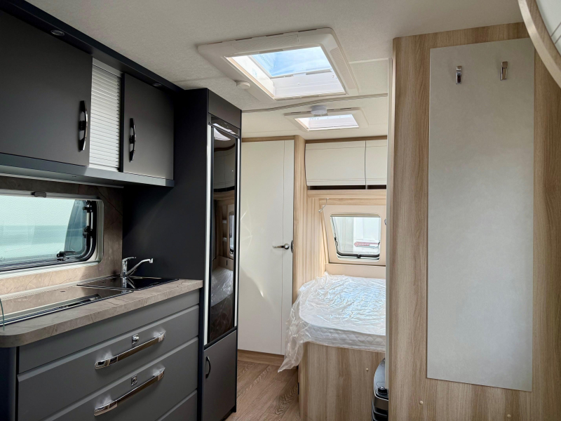 Hobby De Luxe 460 UFE Cama francesa y asientos redondos! foto: 6