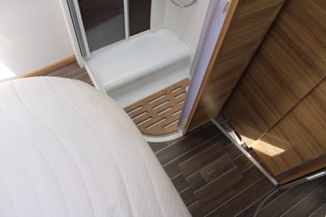 Robuuste Adria Matrix M 670 SK AUTOMAAT 5 gordelplaatsen Queensbed + hefbed (71  foto: 61