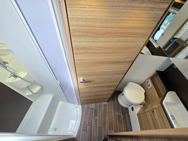 Adria Matrix 670 SL Lengte Bedden Hefbed 5per  foto: 18