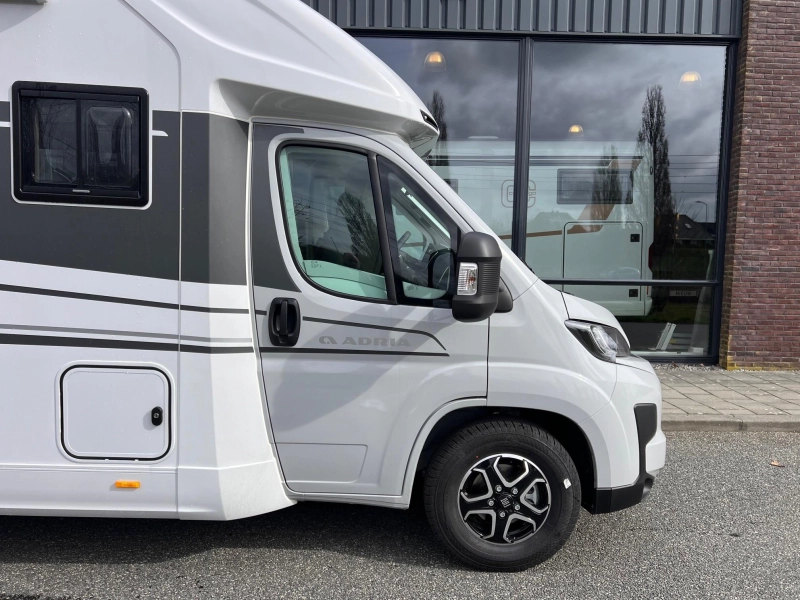 Adria Coral 670 DL AUTOMAAT/180PK  foto: 2