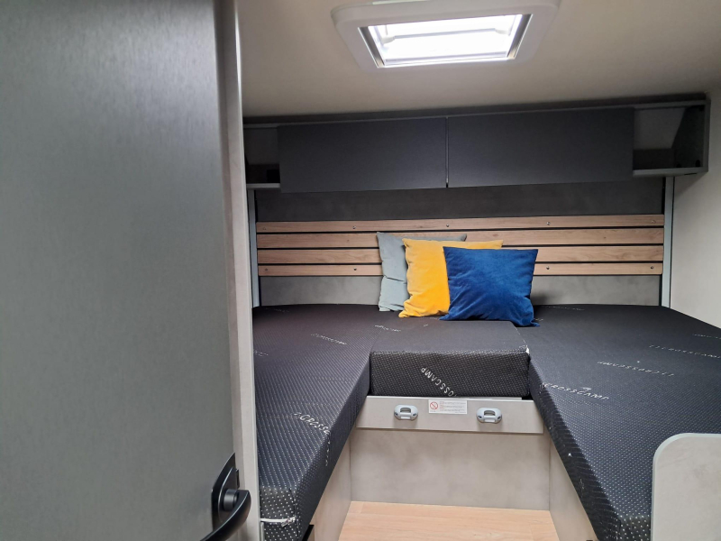 Crosscamp EXPDN T7.4 E - Sehr modern - Navi Foto: 2