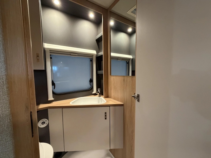 Knaus Sport 460 EU enkele bedden / dinette  foto: 9