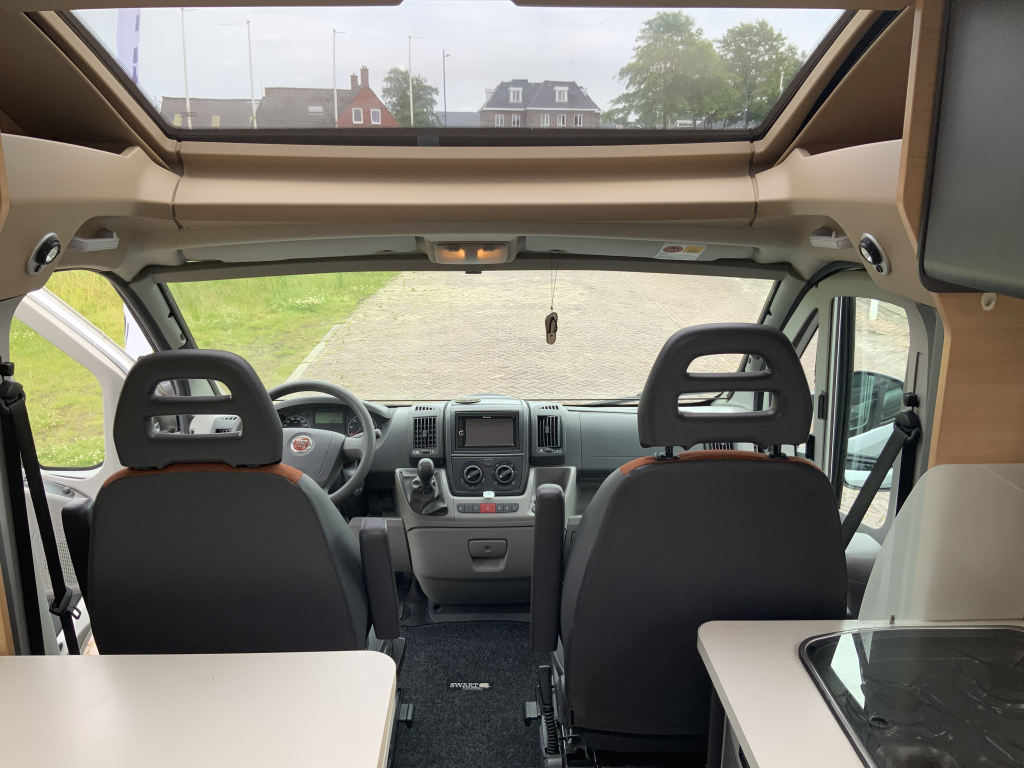 Knaus Van Ti 600 ME – Compleet 3 liter 160 PK Half-integraal, vastbed, halve- treinzit, draaistoelen Camper centrum on the road foto: 20