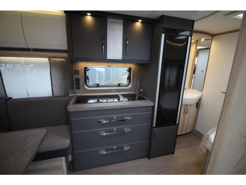 Hobby De Luxe 460 UFE Cama francesa y asiento redondo! foto: 7