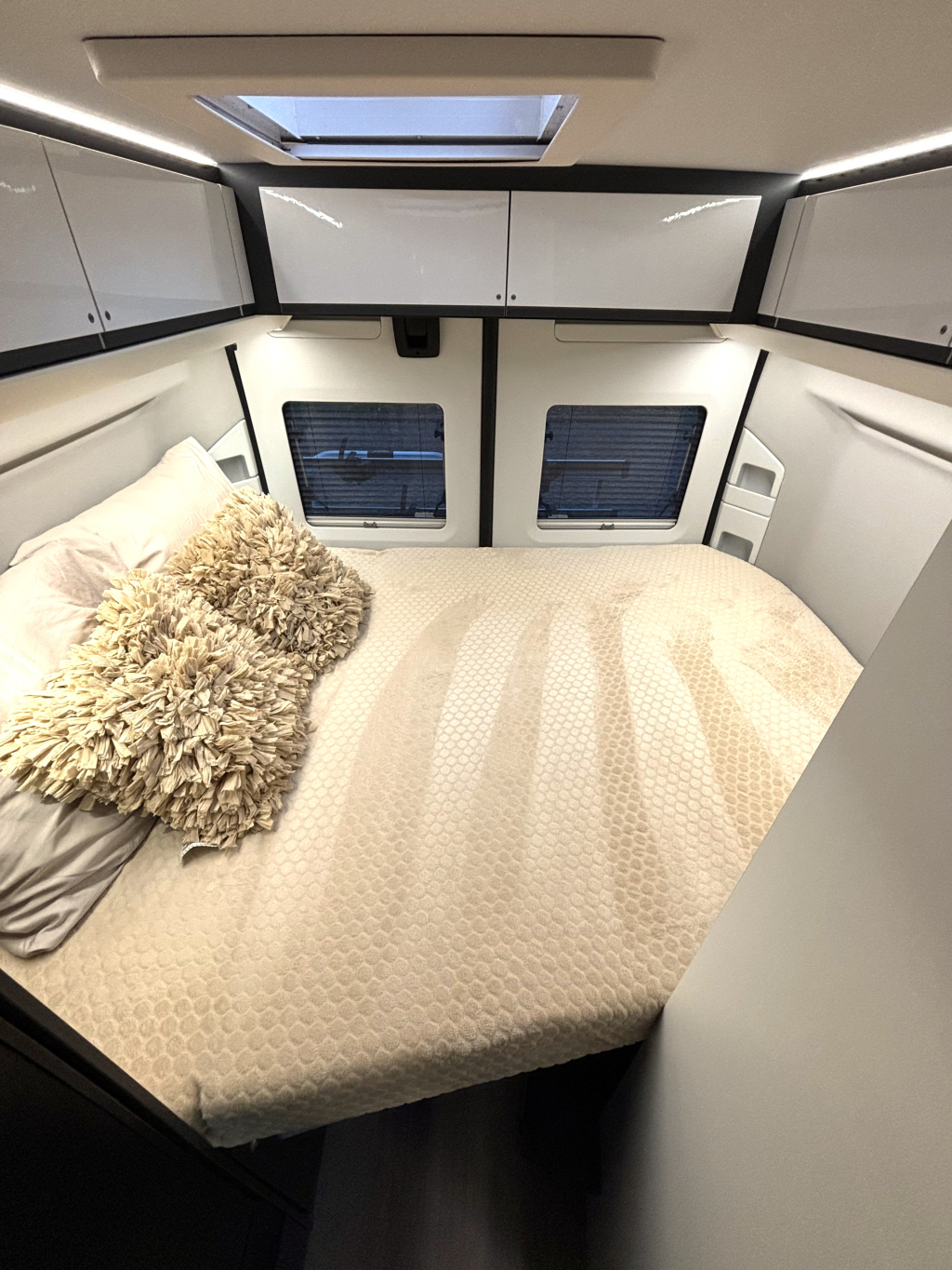 Adria Twin Supreme 600 SPB 9-TRAPS AUTOMAAT DWARSBED EURO6 foto: 2
