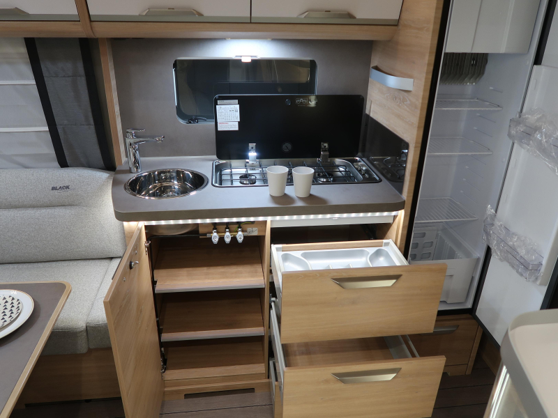 Knaus Sudwind Black Selection 500 FU RUNDSITZGRUPPE FRANZ&Ouml;SISCHES BETT Foto: 12