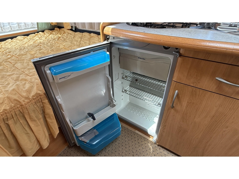 Hobby Excellent Easy 400 SF transverse bed train seat toilet photo: 8