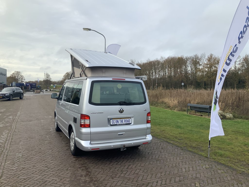 VW Westfalia California 2.5 TDi 130 PS, 5 Sitzpl&auml;tze, 4 Schlafpl&auml;tze, Elektr. Hubdach / Seitent&uuml;r, Bj 2006 Camper Centrum On the Road am Noorderringweg 4 in Marum. Foto: 23