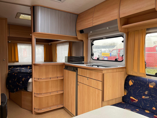 HOME-CAR Racer 45 Spirit | Franz&ouml;sisches Bett | Dinette | Fahrradtr&auml;ger vorne | Heizung | K&uuml;hlschrank | Toilette und Waschbecken Foto: 10
