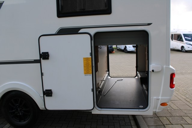 Adria Coral S 670 SC met elektrisch in hoogte verstelbaar Queensbed slechts 40801 km (65  foto: 6