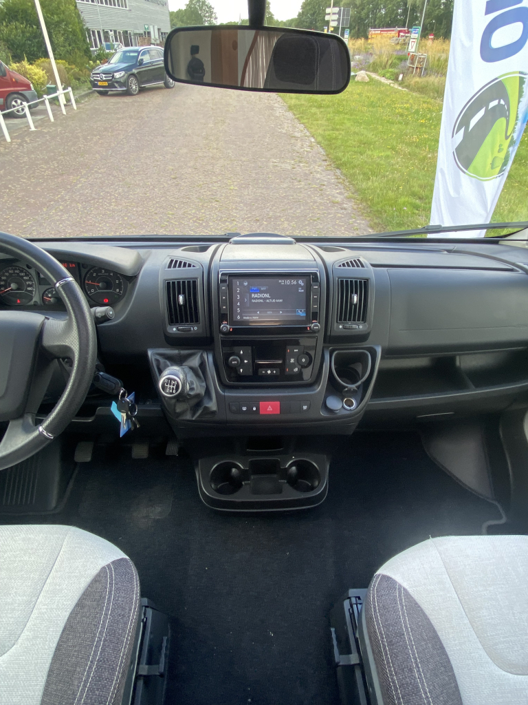 Weinsberg Pepper 600 Peugeot 163 PK, Half-integraal, 2 Lengte-bedden, Garage, Aut. schotel / LCD Camper Centrum On the Road aan de Noorderringweg 4 in Marum. foto: 21