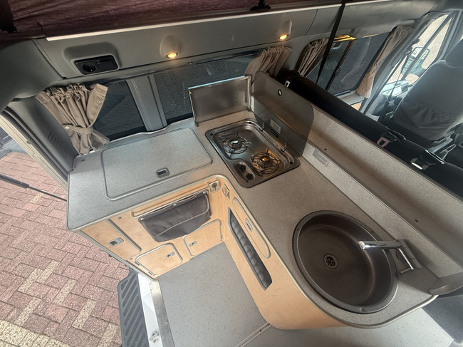 Westfalia ford nugget 4 slaapplaatsen airco hefdak lmv standkachel trekhaak zonnepaneel bearlock foto: 15