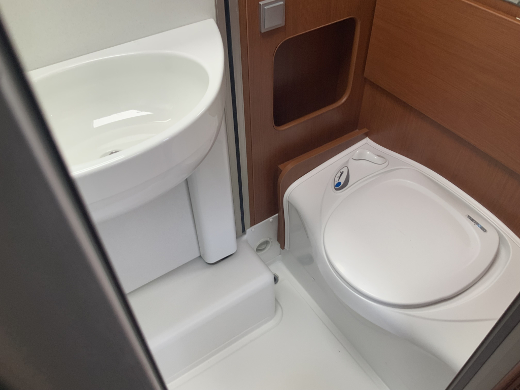 Hymer Exsis-I 674 EX 2.3 MultiJet 160 PK,Integraal,Motor-airco, 2 Lengte-bedden, Hef-bed, Garage, Trekhaak, etc, etc. Camper centrum on the road  foto: 32