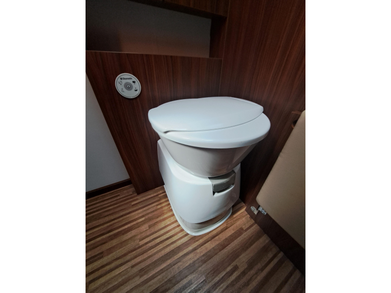 Adria Sonic Plus 700 SBC E & P Levelsysteem  foto: 12