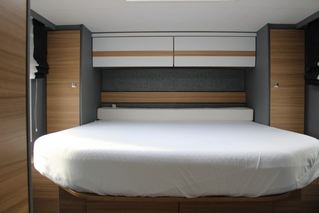 Dethleffs 7052 DBM Just 90 Queenbed + hefbed riante garage (94  foto: 43