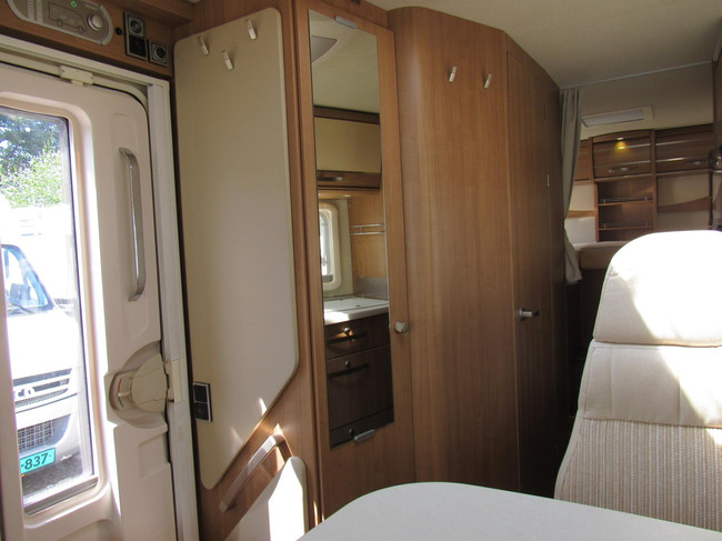 Hymer Exsis-i EX 688 Enkelebedden hefbed integraal bj2014 foto: 8