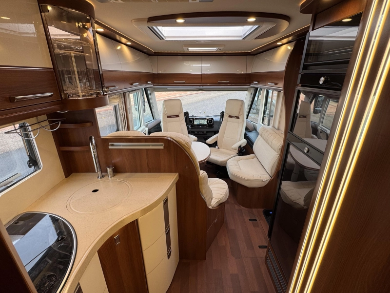 Carthago Chic C-Line I 4.9 LE Mercedes- Camas longitudinales foto: 2