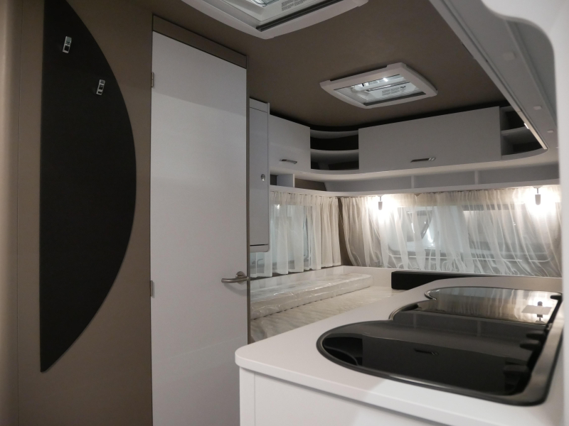 Dethleffs C'Go 475 EL FREE mover and awning photo: 4