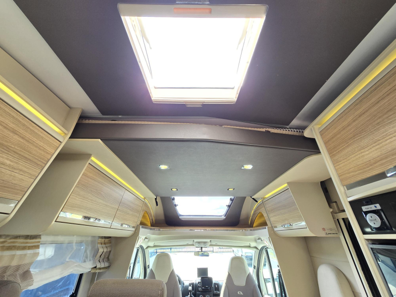 Adria Matrix 670 SL Lengte Bedden Hefbed 5per  foto: 8
