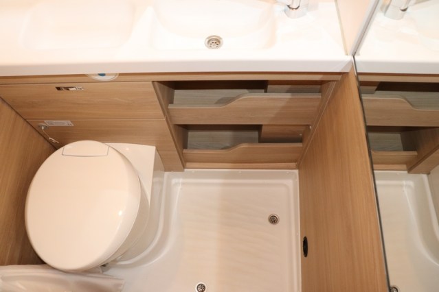 Autocaravana compacta Boxstar Street 600 de Knaus compacta 5.99 m cama transversal Fiat 140 cv (47 foto: 38