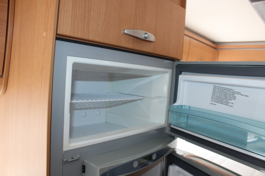 Knaus Sun Ti 700 Meg, Cama transversal, Garaje, Asientos delanteros giratorios, Media dinette, banco de asientos. A&ntilde;o 2008 Marum (Groningen) foto: 21