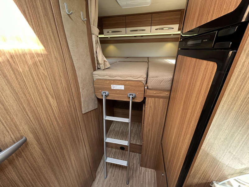 Hymer Carado ENKELE BEDDEN + HEFBED  foto: 16