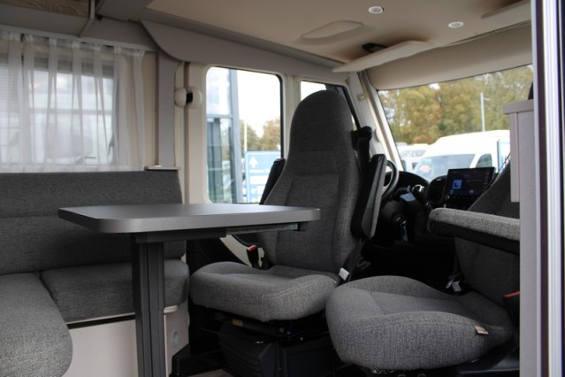 Young lightweight integral Hymer Exsis I 580 Pure 9G Tronic AUTOMATIC single beds (58 photo: 25