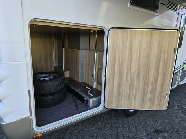 Autostar Athenor 589 TV + SATELLIET ZONNEPANELEN BEARLOCK foto: 6